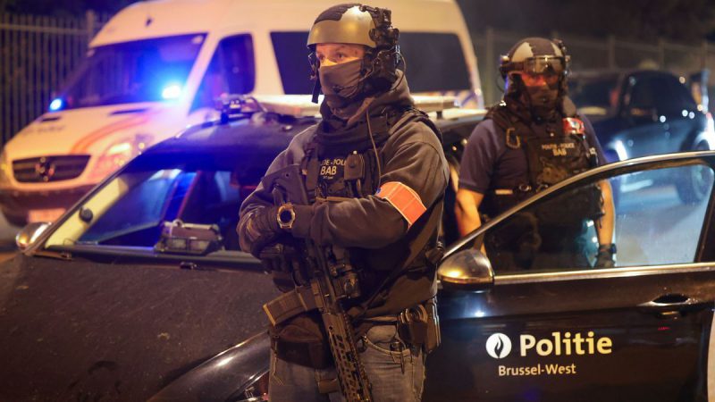 Las fuerzas policiales aseguran la zona mientras los aficionados son evacuados del estadio en Bruselas, Bélgica, el 16 de octubre de 2023. OLIVIER MATTHYS / EFE