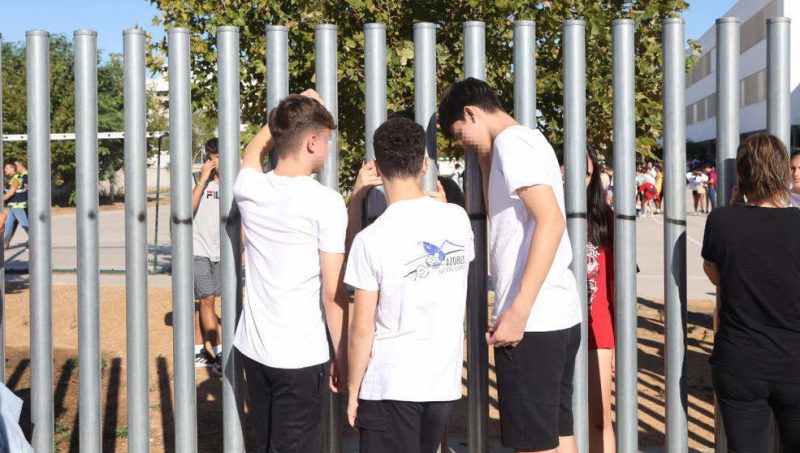 Alumnos salen de un Instituto de Educación Secundaria