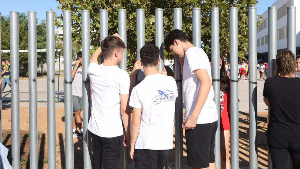Alumnos salen de un Instituto de Educación Secundaria