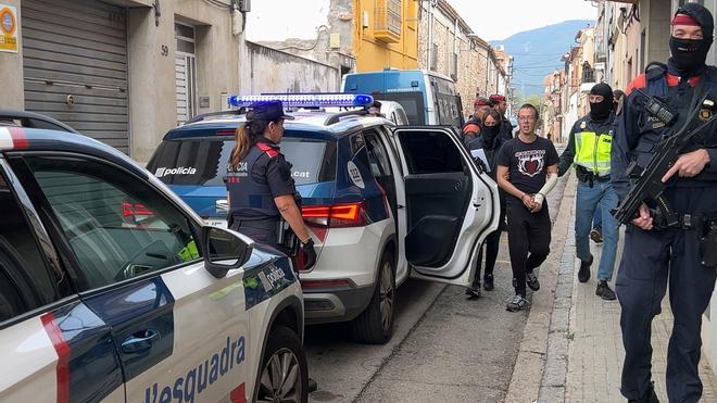 Uno de los detenidos en el operativo policial llevado a cabo en Sentmenat. / ALBERT SEGURA / ACN