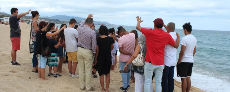 Una parte de la comunidad evangelista en la playa de Badalona / FACEBOOK