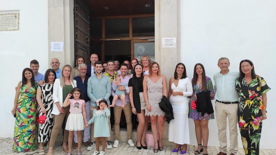 Participantes en la ceremonia en la que dos niños reciben al carta de ciudadanía. GEMA ALBORNOZ