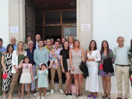 Participantes en la ceremonia en la que dos niños reciben al carta de ciudadanía. GEMA ALBORNOZ