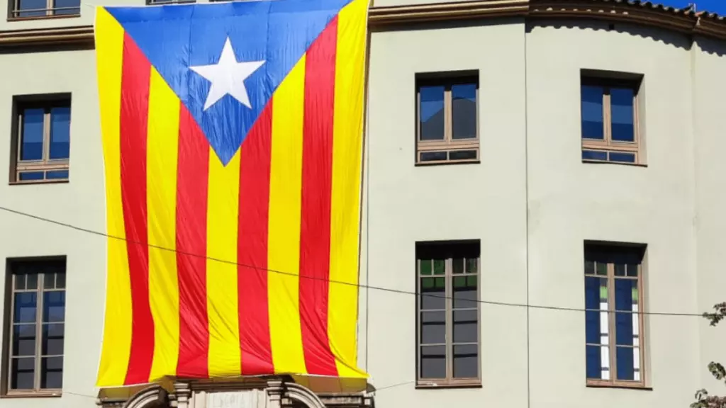 La escuela publica de las hijas de Puigdemont cuelga una estelada gigante en el aniversario del 1-O