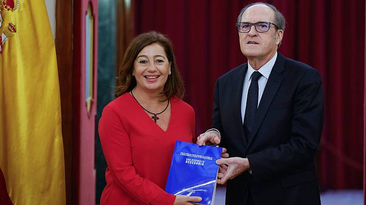 El defensor del Pueblo, Ángel Gabilondo, entrega a la presidenta del Congreso, Francina Armengol, el informe sobre los abusos sexuales en la Iglesia. EFE