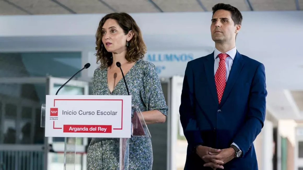 La presidenta de la Comunidad de Madrid, Isabel Díaz Ayuso, y el consejero de Educación, Ciencia y Universidades, Emilio Viciana Duro. A. Pérez Meca / Europa Press