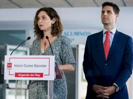 La presidenta de la Comunidad de Madrid, Isabel Díaz Ayuso, y el consejero de Educación, Ciencia y Universidades, Emilio Viciana Duro. A. Pérez Meca / Europa Press
