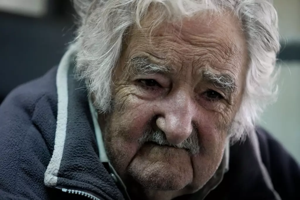 El expresidente uruguayo José “Pepe” Mujica hace una pausa durante una entrevista, en Montevideo, Uruguay, el sábado 22 de julio de 2023. Más de la mitad de los 3,3 millones de uruguayos dice no tener ninguna identidad religiosa y, entre ellos, el ateo más conocido es Mujica. (Natacha Pisarenko / Associated Press)