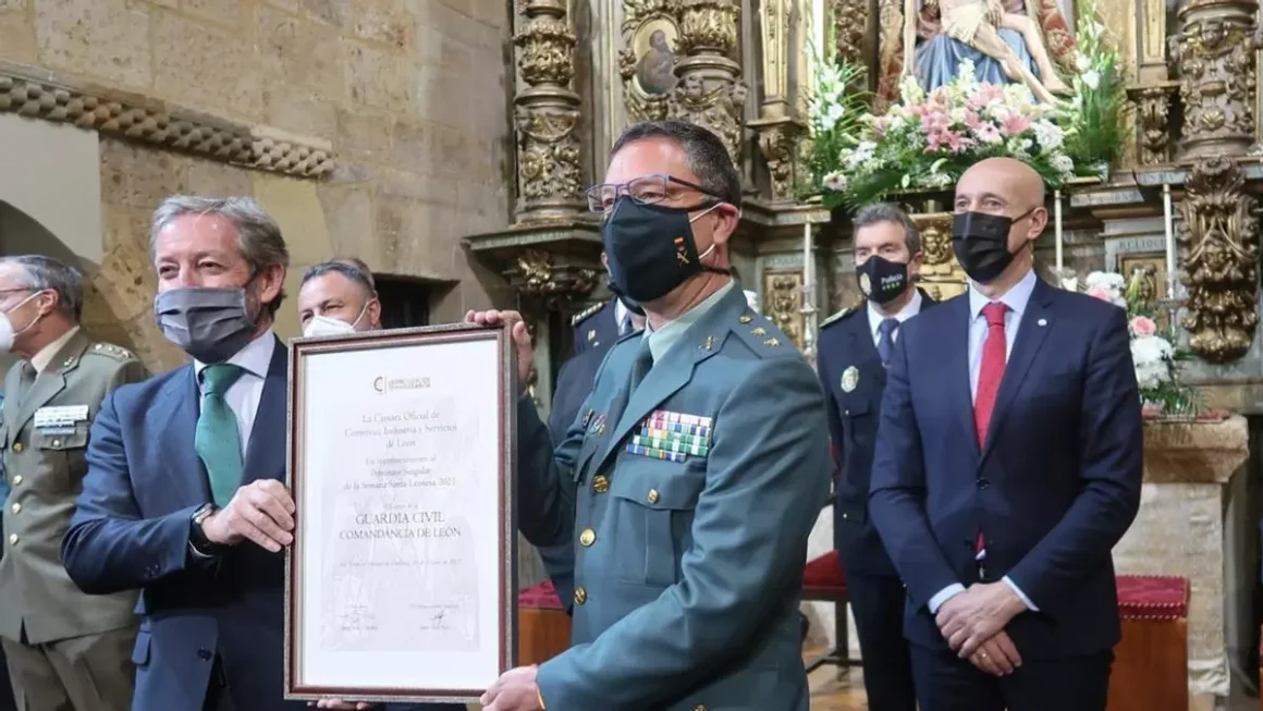 José antonio Diez (derecha) en en la iglesia del Mercado con la imagen de la virgen 'La Morenica' detrás. Ayuntamiento de León