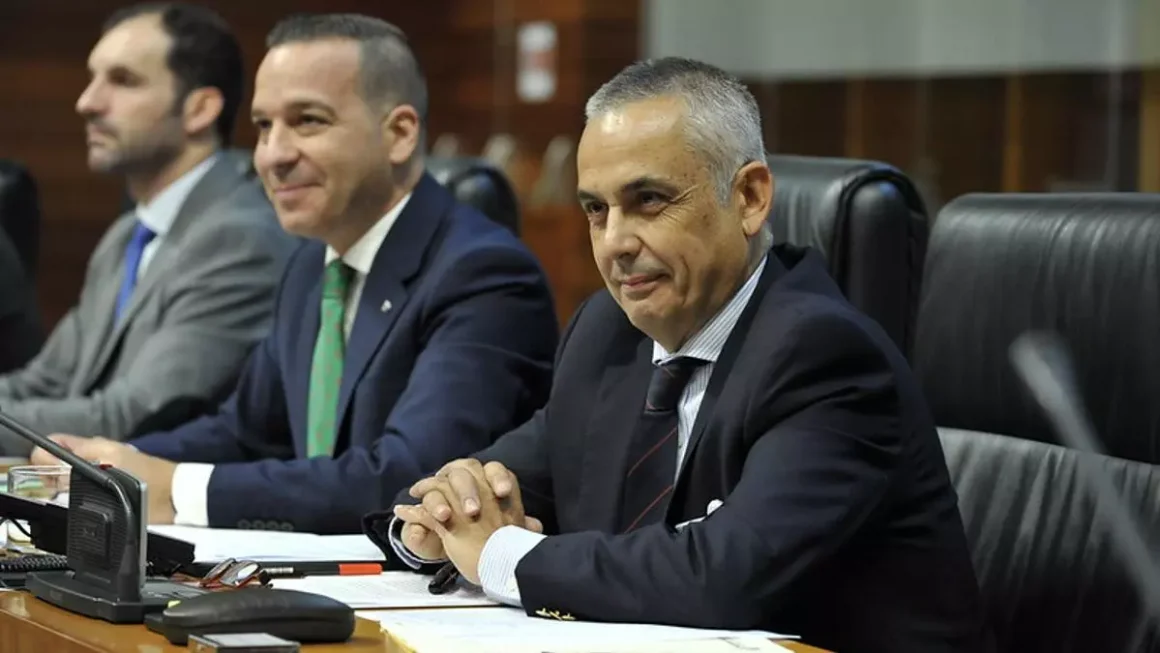 Tres de los cinco diputados de Vox en la Asamblea de Extremadura. En el centro, Óscar Arturo Fernández, que firma la propuesta de impulso. elDiarioex