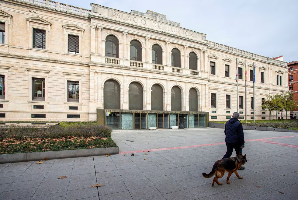 Fachada de la Audiencia Provincial de Burgos en la que se juzga al sacerdote bilbaíno.Santi Otero