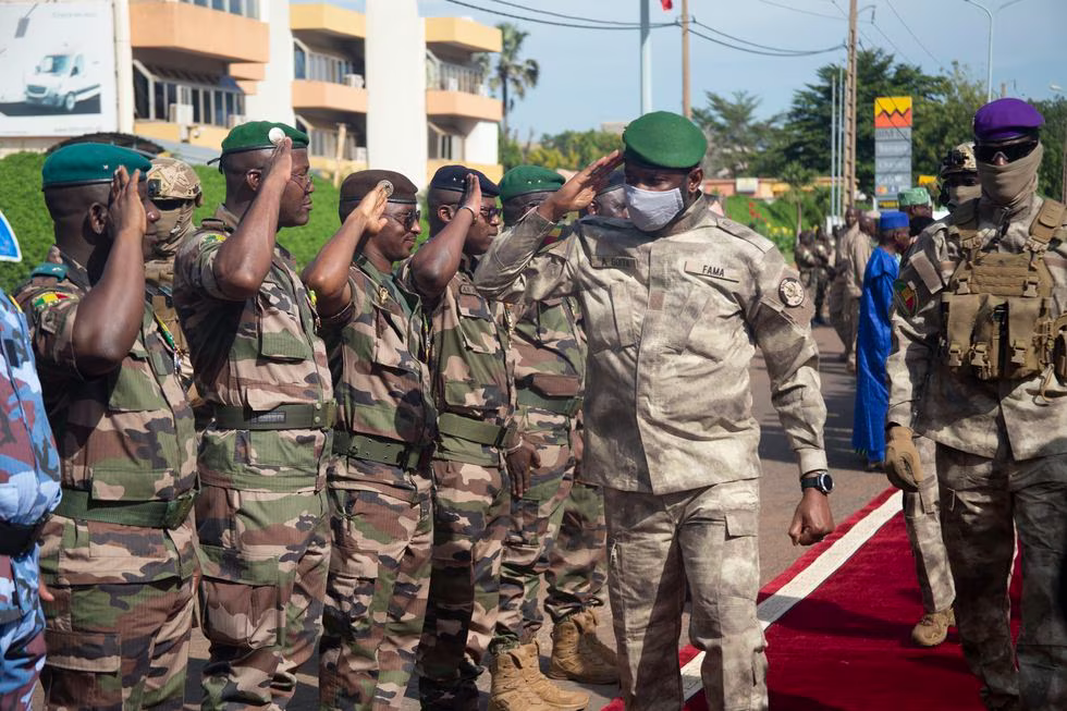 El presidente de Malí, el coronel Assimi Goita, durante una ofrenda floral en el monumento de la Independencia en Bamako (Mali) el 22 de septiembre.Idrissa Diakité (EFE)
