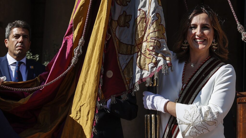 La alcaldesa de Valencia, María José Catalá, portadora la Senyera EP