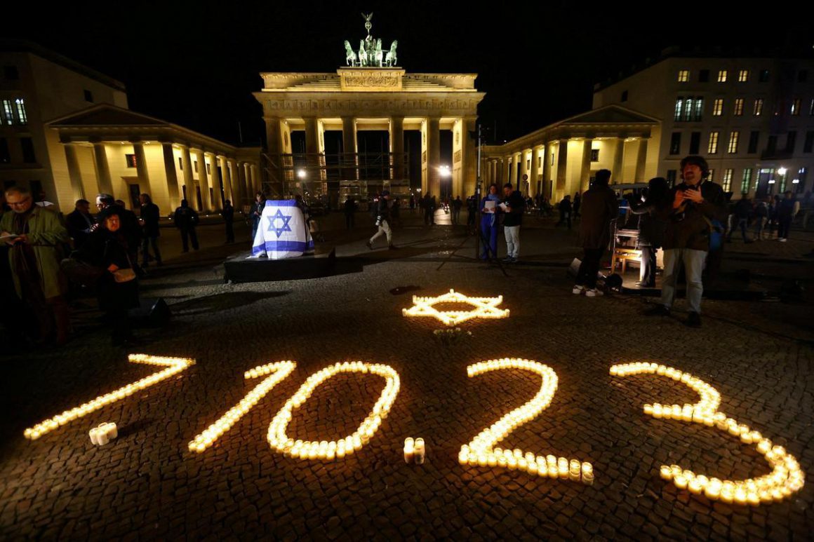 Acto en recuerdo de las víctimas del ataque de Hamás en Israel del pasado 7 de octubre frente a la Puerta de Brandenburgo, en Berlín, este martes. / FABRIZIO BENSCH / REUTERS