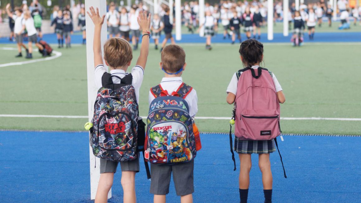 Varios niños llegan por el patio al colegio concertado CEU San Pablo de Sanchinarro, en Madrid. EDUARDO PARRA (EP)