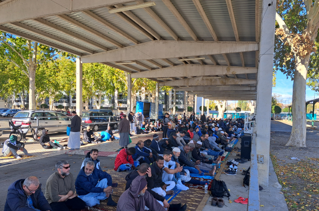 La comunidad musulmana Ibn Hazm rezó ayer en uno de los cobertizos de la Fira de Lleida en Cappont. - SCD