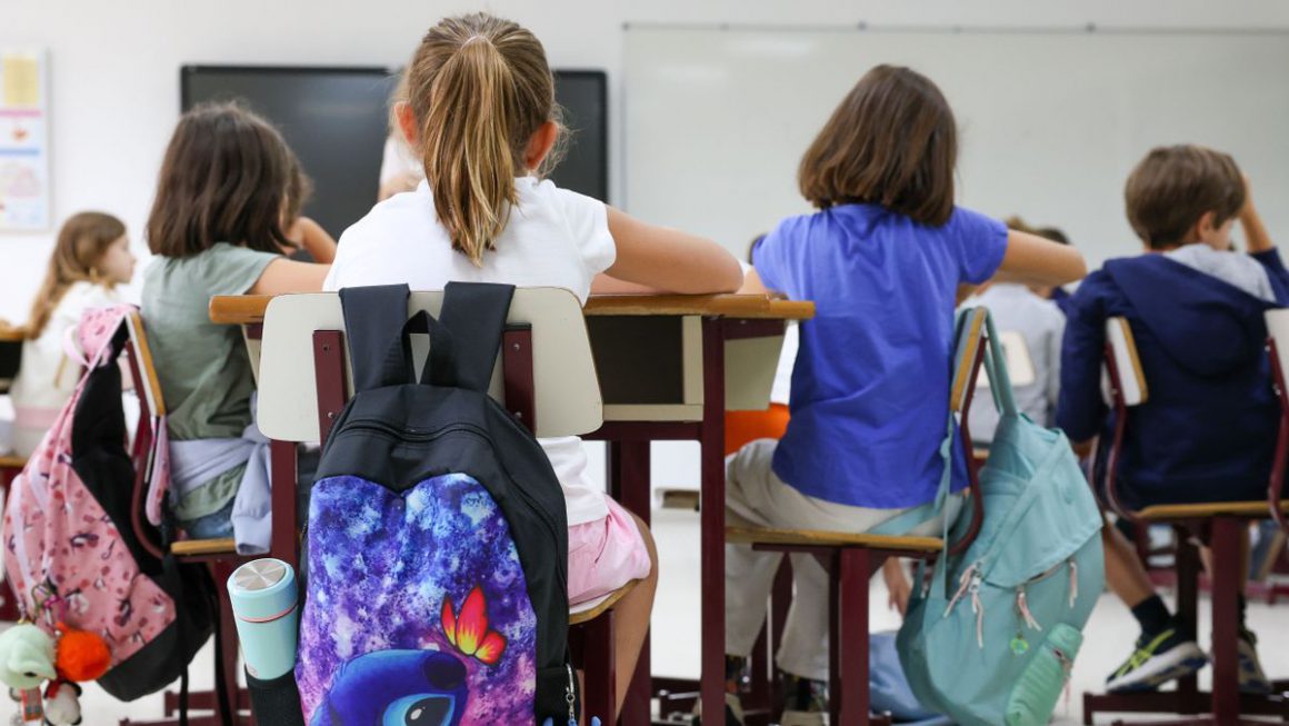 Alumnos sentados en un aula de un colegio el primer día de curso escolar de 2023 en Madrid. EP