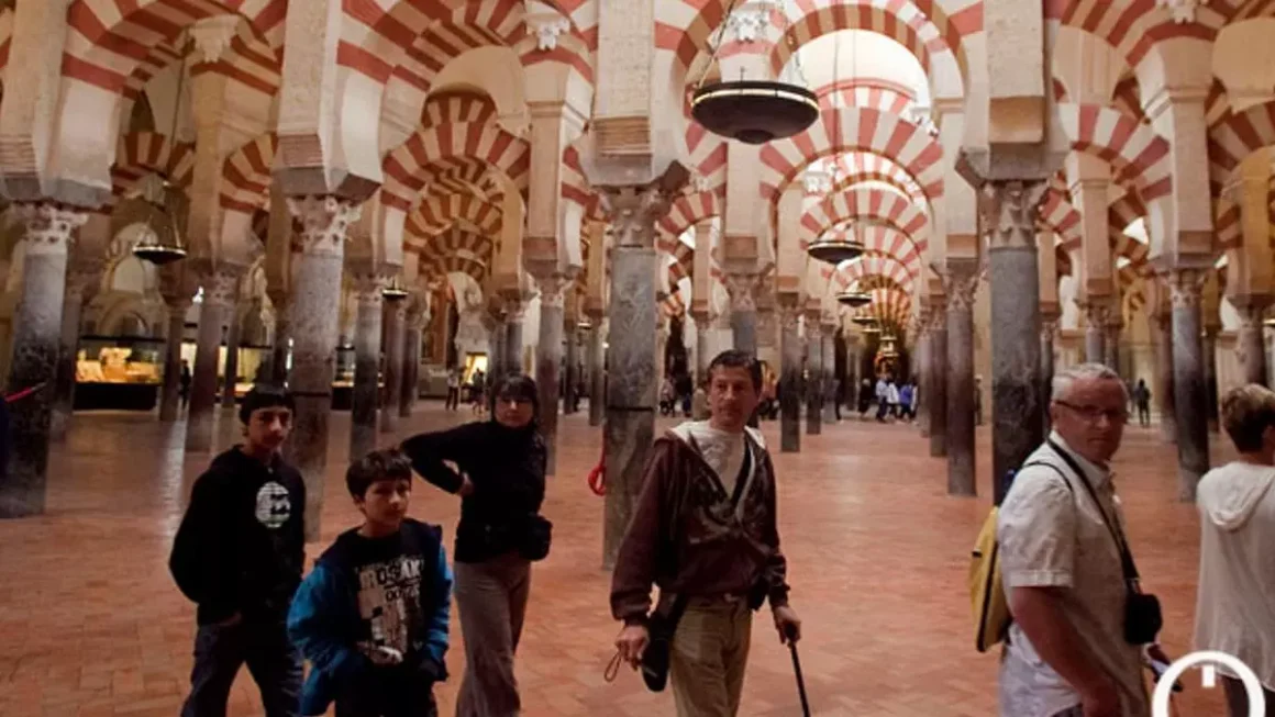 Turistas en el interior de la Mezquita de Córdoba. Madero Cubero