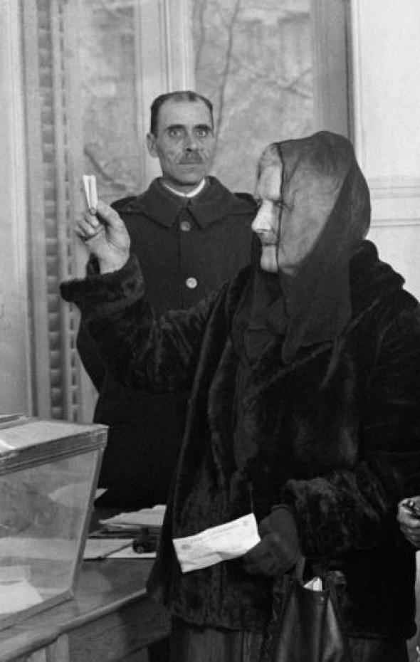 Dos mujeres votando por primera vez en un colegio electoral de Madrid, EspañaGAMMA-KEYSTONE VIA GETTY IMAGES
