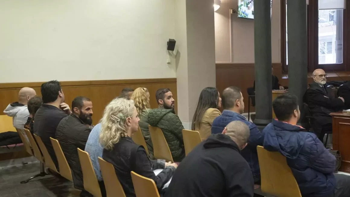Los acusados, en el banquillo. EFE