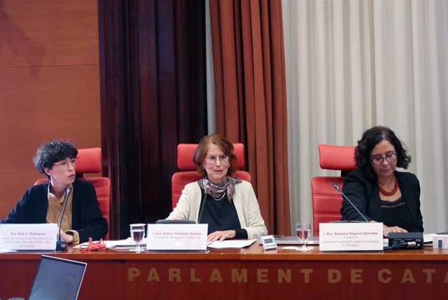 Comisión de investigación de la pederastia en la Iglesia, con la síndica de greuges Esther Giménez Salinas y la adjunta Aida C.Rodríguez - PARLAMENT