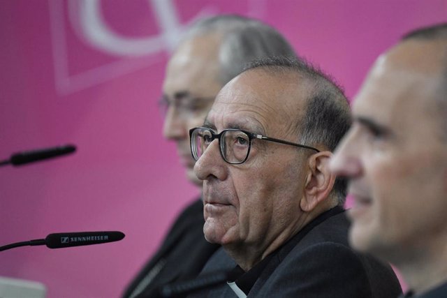 El presidente de la Conferencia Episcopal Española, Juan José Omella, el secretario general de la CEE, Francisco César García Magán, y el director de comunicación de la CEE, José Gabriel Vera, durante una rueda de prensa. - Fernando Sánchez - Europa Press