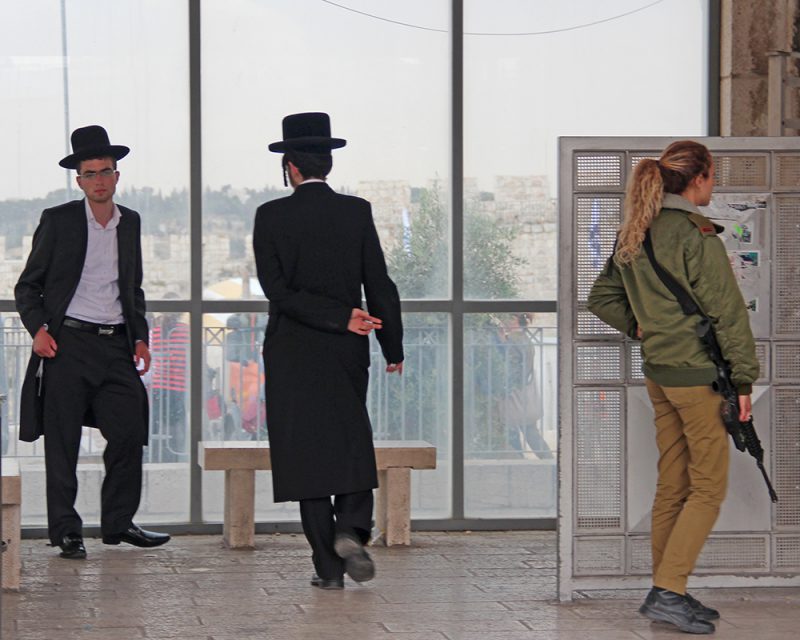 Haredi SoldadaHaredíes y soldada en Jerusalén