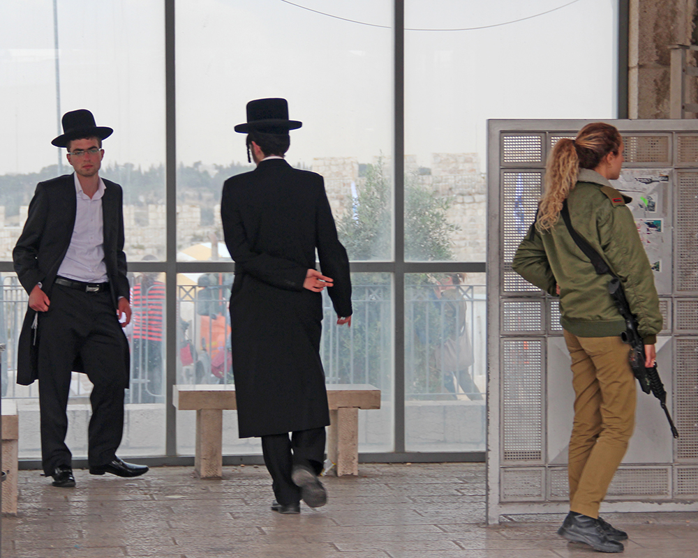 Haredi SoldadaHaredíes y soldada en Jerusalén