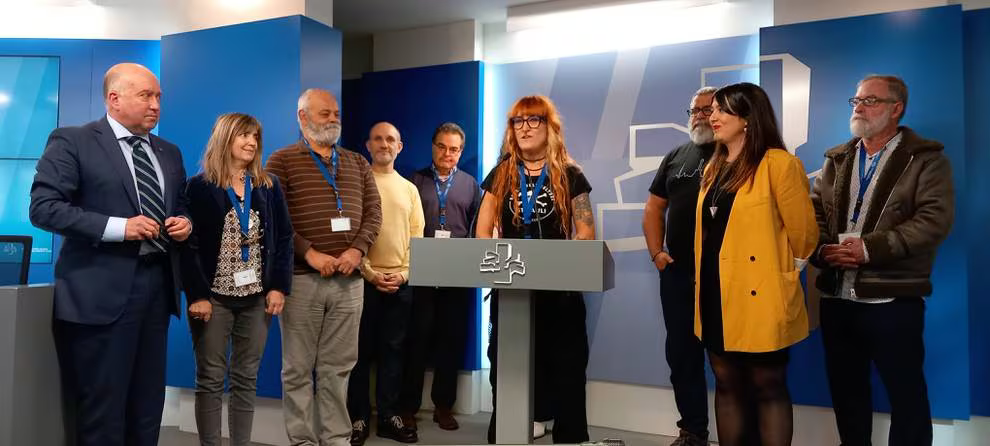 Victimas de abusos sexuales y parlamentarios vascos, en sala de prensa tras la aprobación del informe / CADENA SER