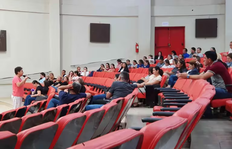La autora María Judith Turriaga, capacitó a docentes de escuelas públicas de Itapúa en sus materiales "12 Ciencias para la educación de la sexualidad y la afectividad en la escuela", de la editorial Verus, edición 2022. Tereza Fretes