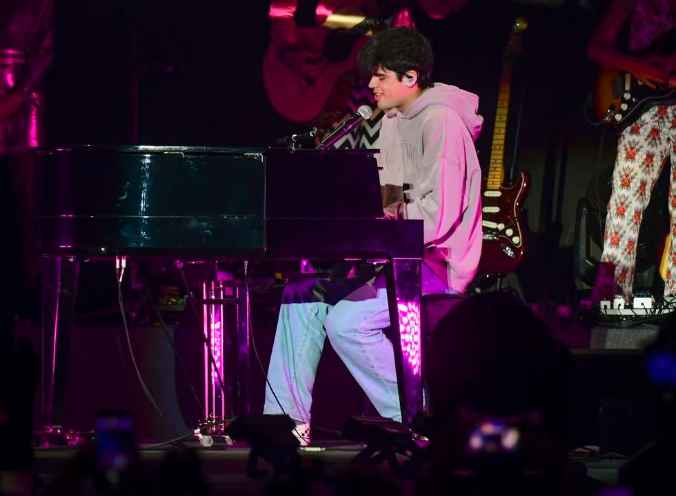 El cantante Iñigo Quintero durante su primera actuación multitudinaria con motivo del concierto colectivo de Cadena 100 Por Ellas celebrado en el WiZink Center de Madrid el sábado 21 de octubre.VICTOR LERENA