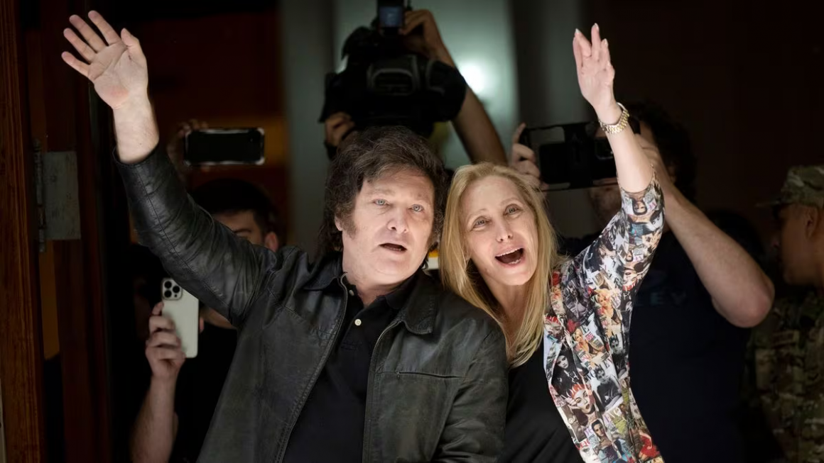 Javier Milei y su hermana, Karina, este domingo antes de conocer los resultados.Foto: Leo Vaca (Europa Press)
