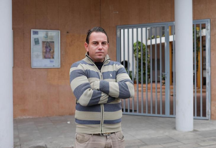 Sergió Lleó ayer frente a la parroquia del Roser, en la ciudad de Ibiza. | Arguiñe Escandón