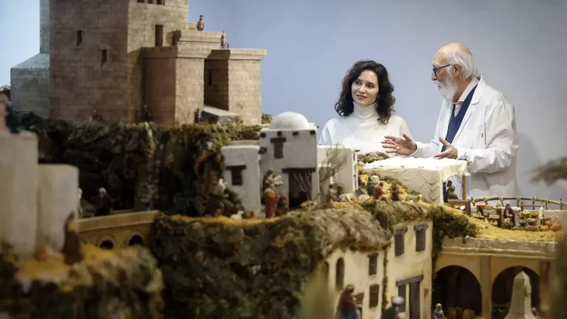La presidenta de la Comunidad, visitando el belén de Majadahonda el día de la presentación del videoclip navideño Comunidad de Madrid