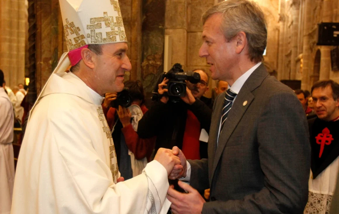 Rueda en el acto de Ordernación Episcopal del obispo auxiliar de Santiago en 2014