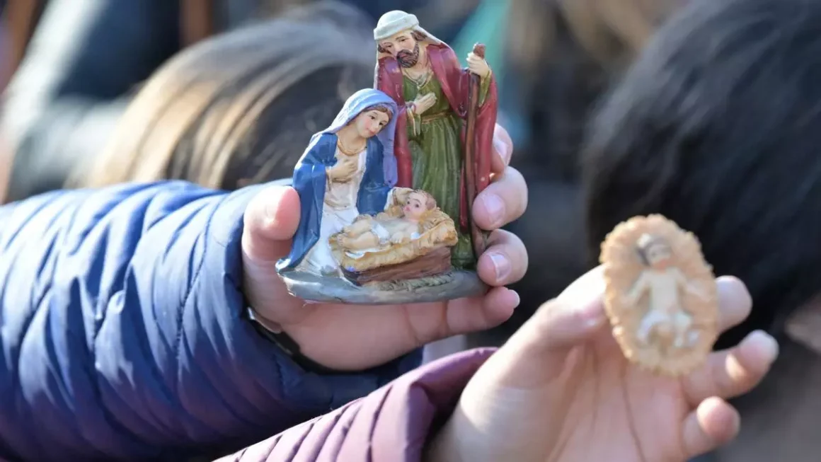 Un grupo de niños enseña figuras del belén en la plaza de San Pedro, en el Vaticano, el pasado 17 de diciembre. Andreas Solaro/Getty Images