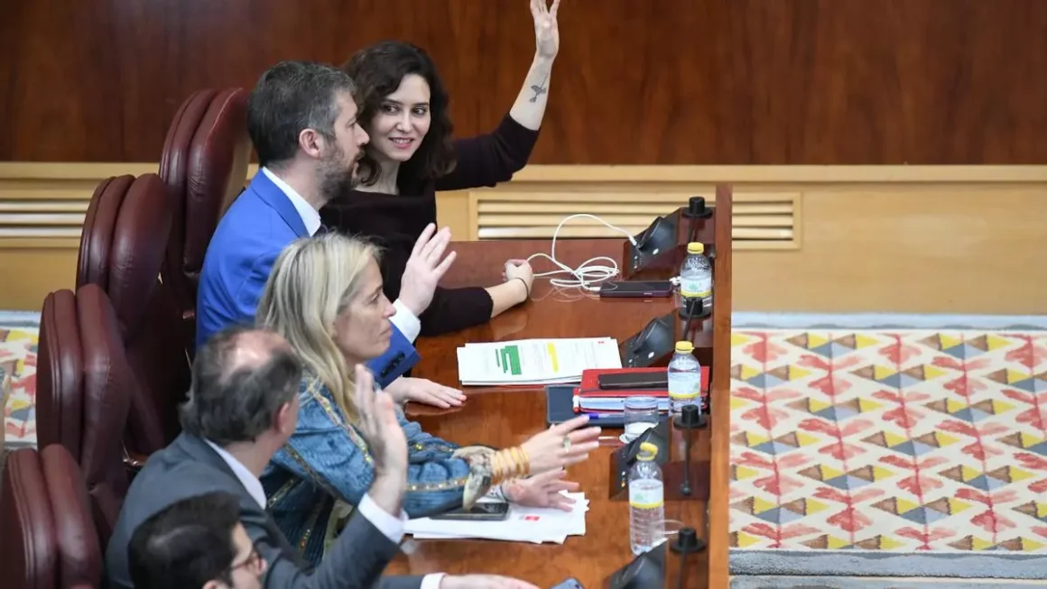 La presidenta de la Comunidad de Madrid, Isabel Díaz Ayuso, durante la votación.