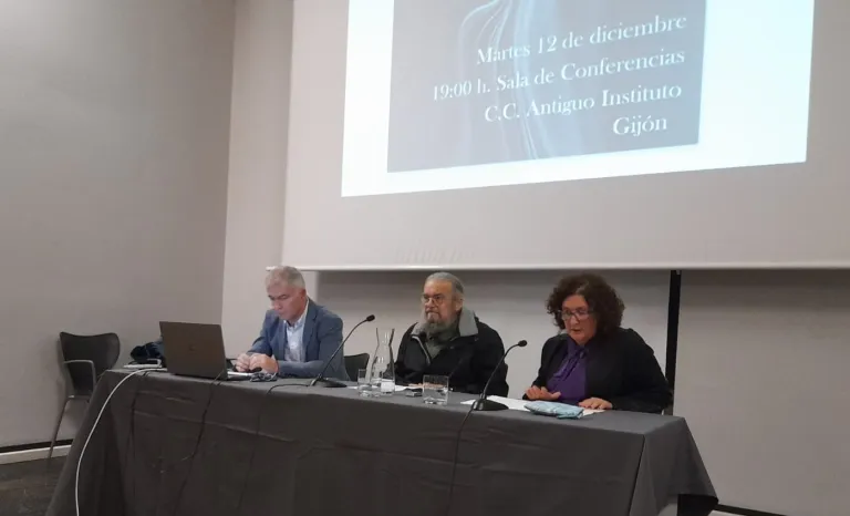 En la mesa Miguel Presno, Luis Fernández y Begoña González