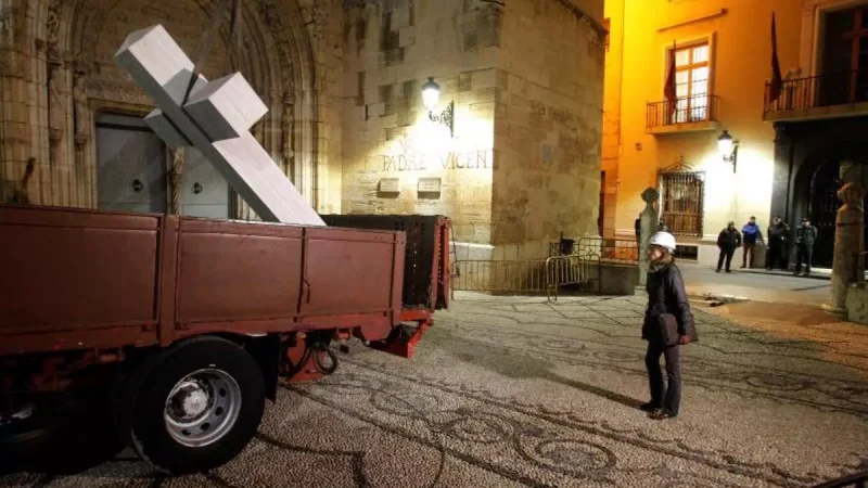 Retirada de la cruz franquista de Callosa del Segura en 2018. EFE