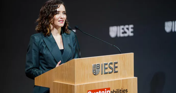 Ayuso en el auditorio del IESE, la escuela de negocios propiedad del Opus Dei, en 2021. COMUNIDAD DE MADRID