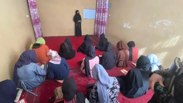 Clase secreta en Afganistán para niñas. CEDIDA