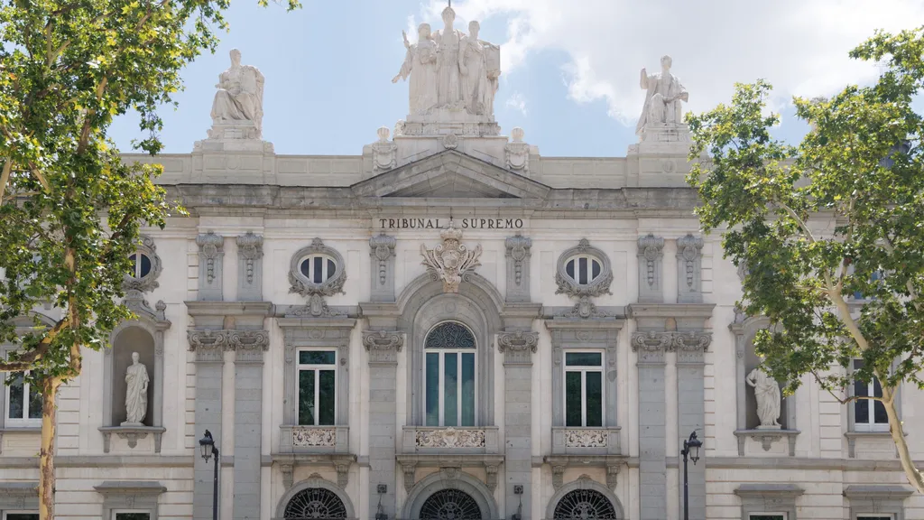 Fachada del Tribunal Supremo, que ha confirmado la condena a 20 años de prisión a un cura y profesor de religión del colegio Santa María de Guadalupe de Córdoba.EP