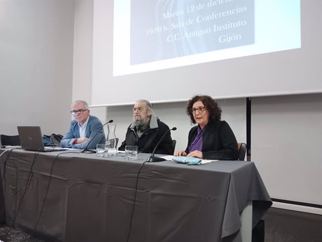 El catedrático de Derecho Constitucional Miguel Presno; Luis Fernández, presidente de Asturias Laica, y la viceconsejera de Derechos Ciudadanos, Beatriz González. - GOBIERNO DE ASTURIAS