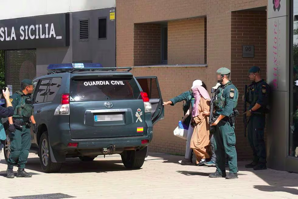 La Guardia Civil traslada a Verónica Antonieta R. tras su detención en su casa de Vitoria, el pasado 26 de septiembre.L. Rico (EFE)