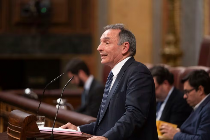 El diputado de Sumar, Enrique Santiago, durante la defensa de la proposición de ley presentada por su partido.FERNANDO VILLAR (EFE)