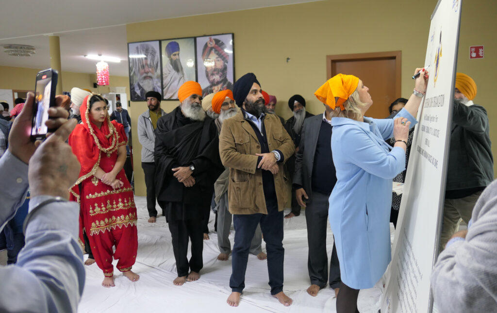 La eurodiputada Hilde Vautmans, en un acto de la European Sikh Organization, firmando apoyo a la paz, los derechos humanos y la igualdad de trato. Autor de la foto: The European Times
