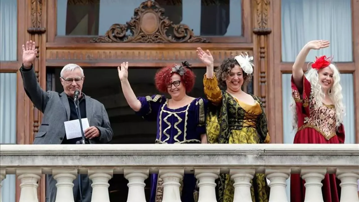 Ribó recibe a las tres Magas de Enero Libertad, Igualdad y Fraternidad, en una imagen de archivo. EFE