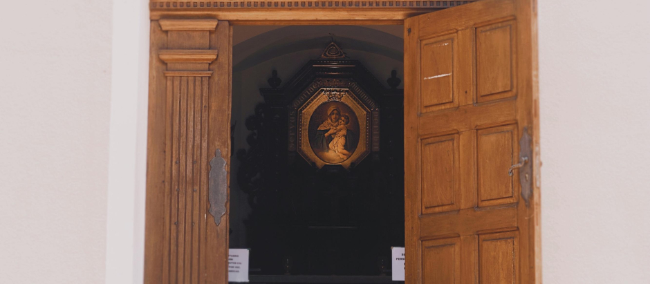 Imagen de archivo de la puerta de una iglesiaCathopic