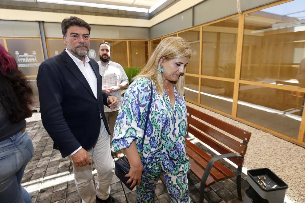 El alcalde de Alacant, Luis Barcala y la portavoz de Vox, Carmen Robledill. — Joaquín P. Reina / Europa Press