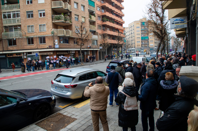 Vecinos de Cappont, favorables al oratorio (al fondo) y contrarios (en primer término) se han manifestado hoy.Gerard Hoyas